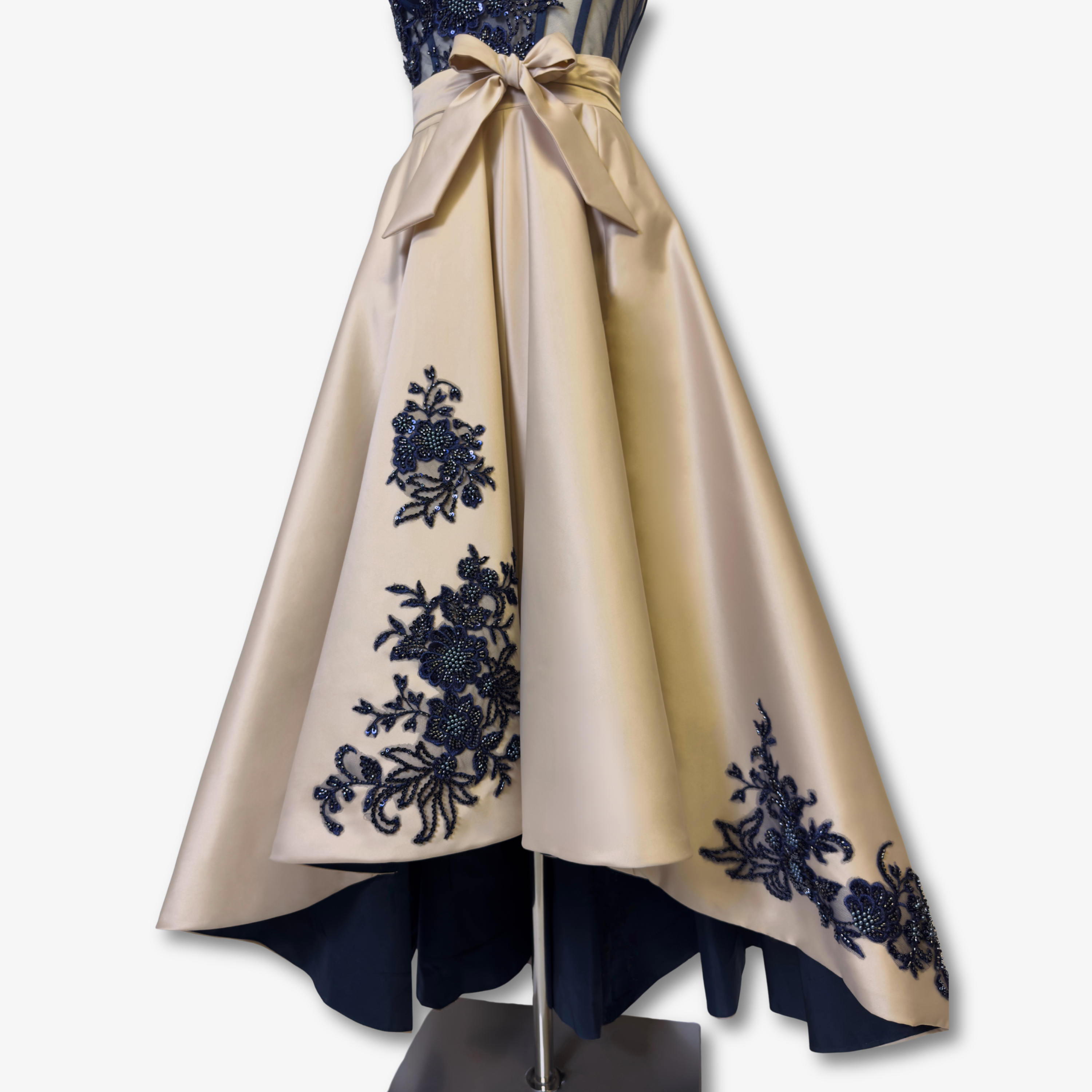 Forderansicht des asymmetrischen Tellerrocks aus Taft mit fließendem High-Low-Saum und blauer Perlenstickerei von DEFONDO.