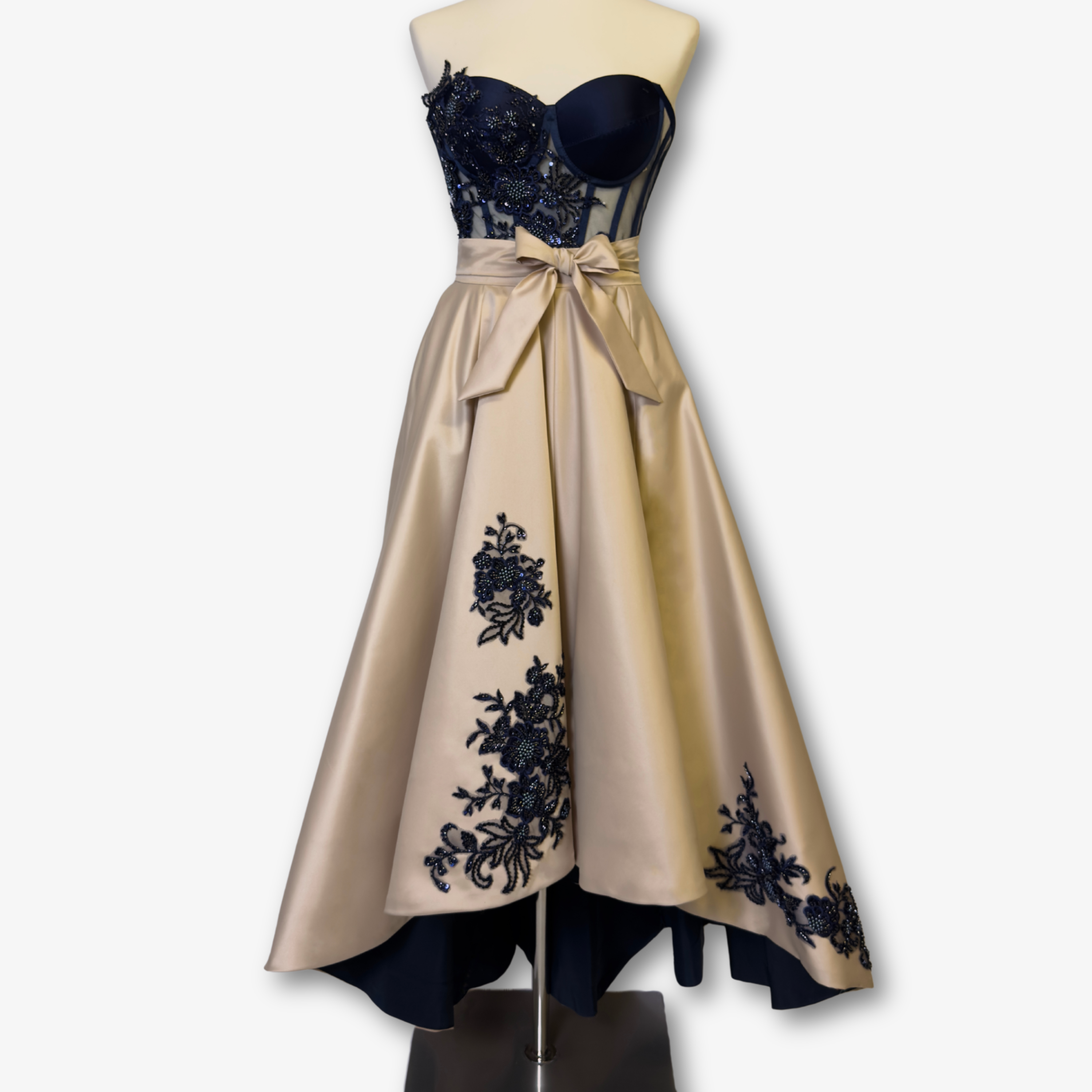 Asymmetrischer Tellerrock aus champagnerfarbenem Taft mit blauer Perlenstickerei und fließender High-Low-Silhouette von DEFONDO.