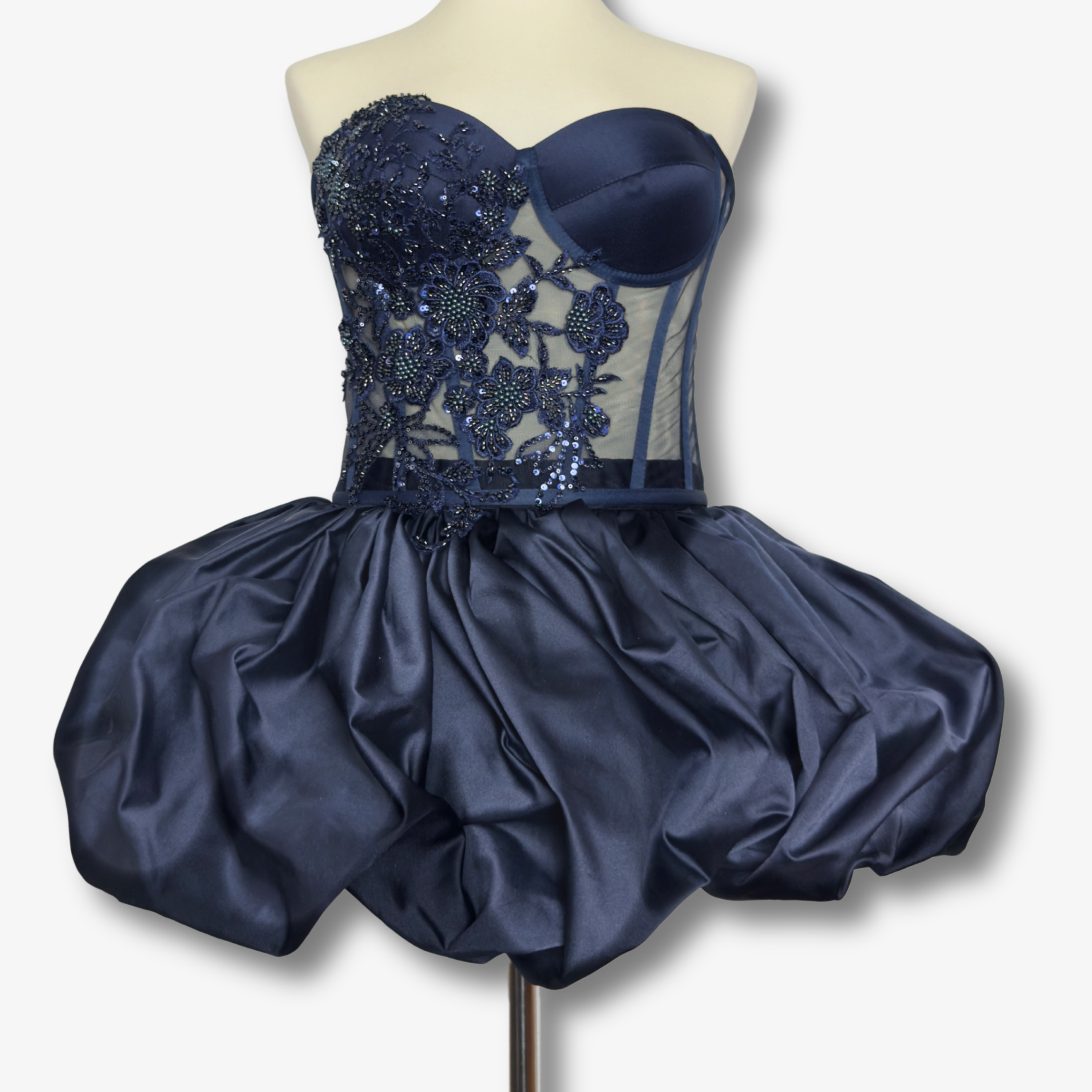 Ballon-Minirock aus Navy-Taft kombiniert mit einem handgefertigten Couture-Corset von DEFONDO.
