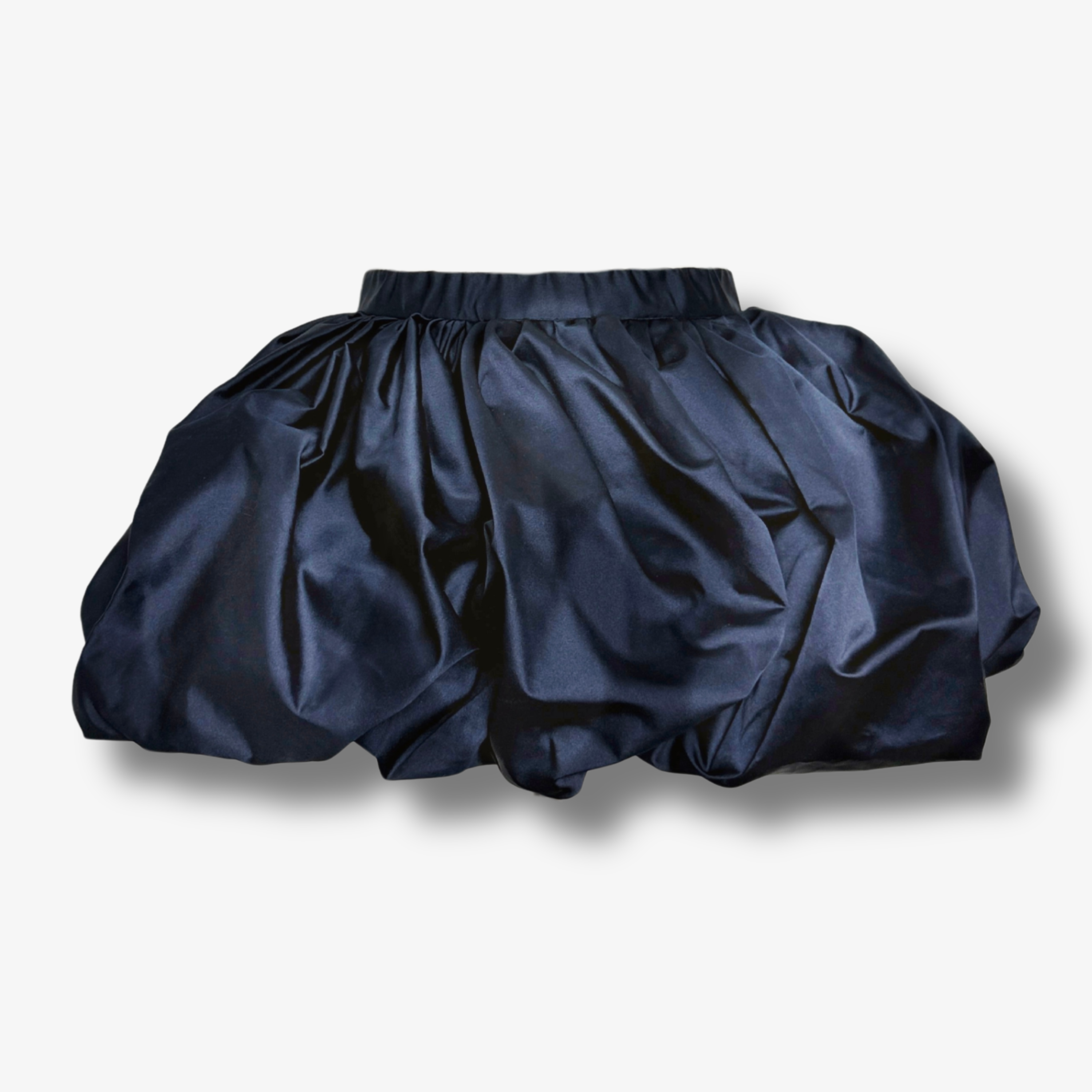 Ballon-Minirock aus navyfarbenem Taft in der Produktansicht mit charakteristischer Volumenform von DEFONDO.