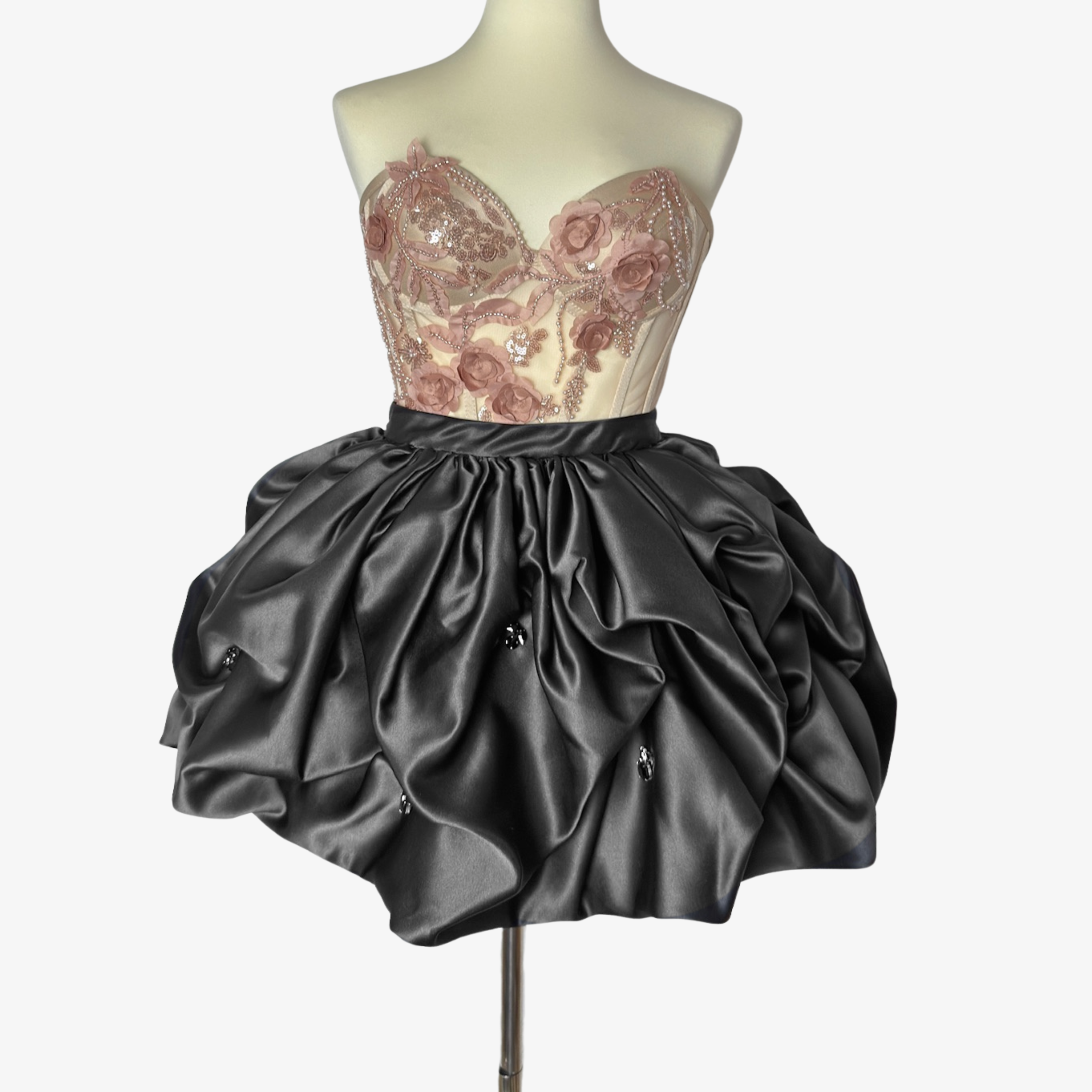 Schwarzer Ballon-Minirock aus Satin kombiniert mit einem handgefertigten Couture-Corset von DEFONDO