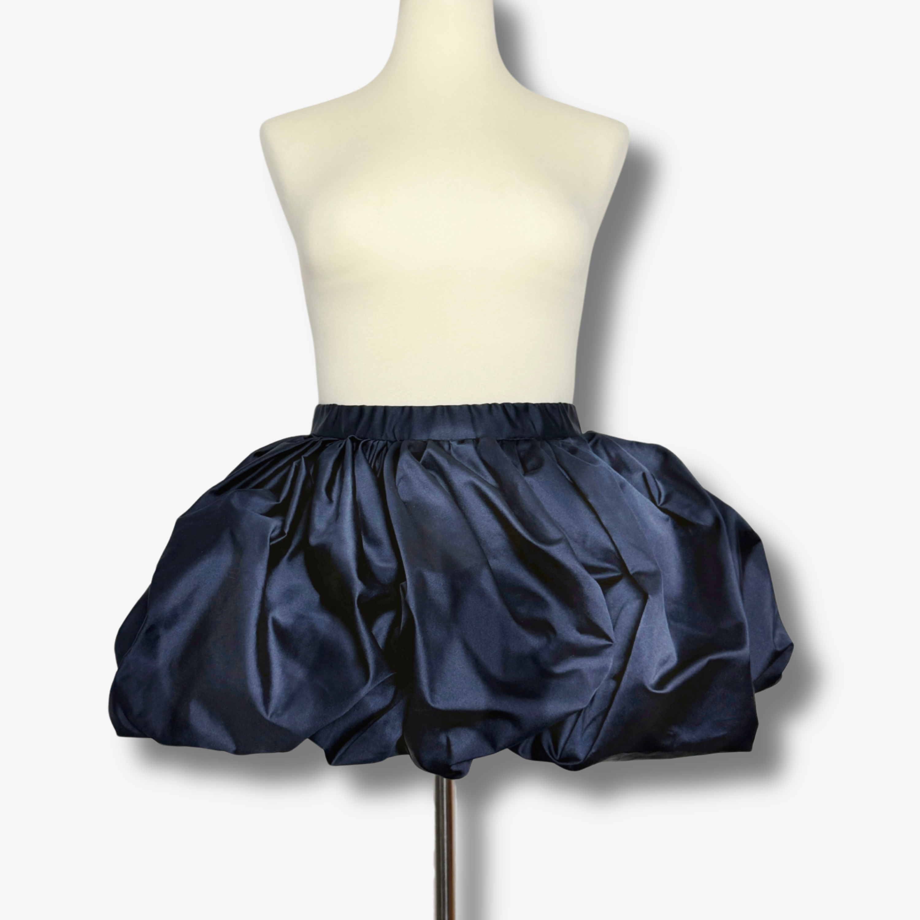 Ballon-Minirock aus navyfarbenem Taft mit skulpturaler Silhouette und modernem Volumen von DEFONDO.