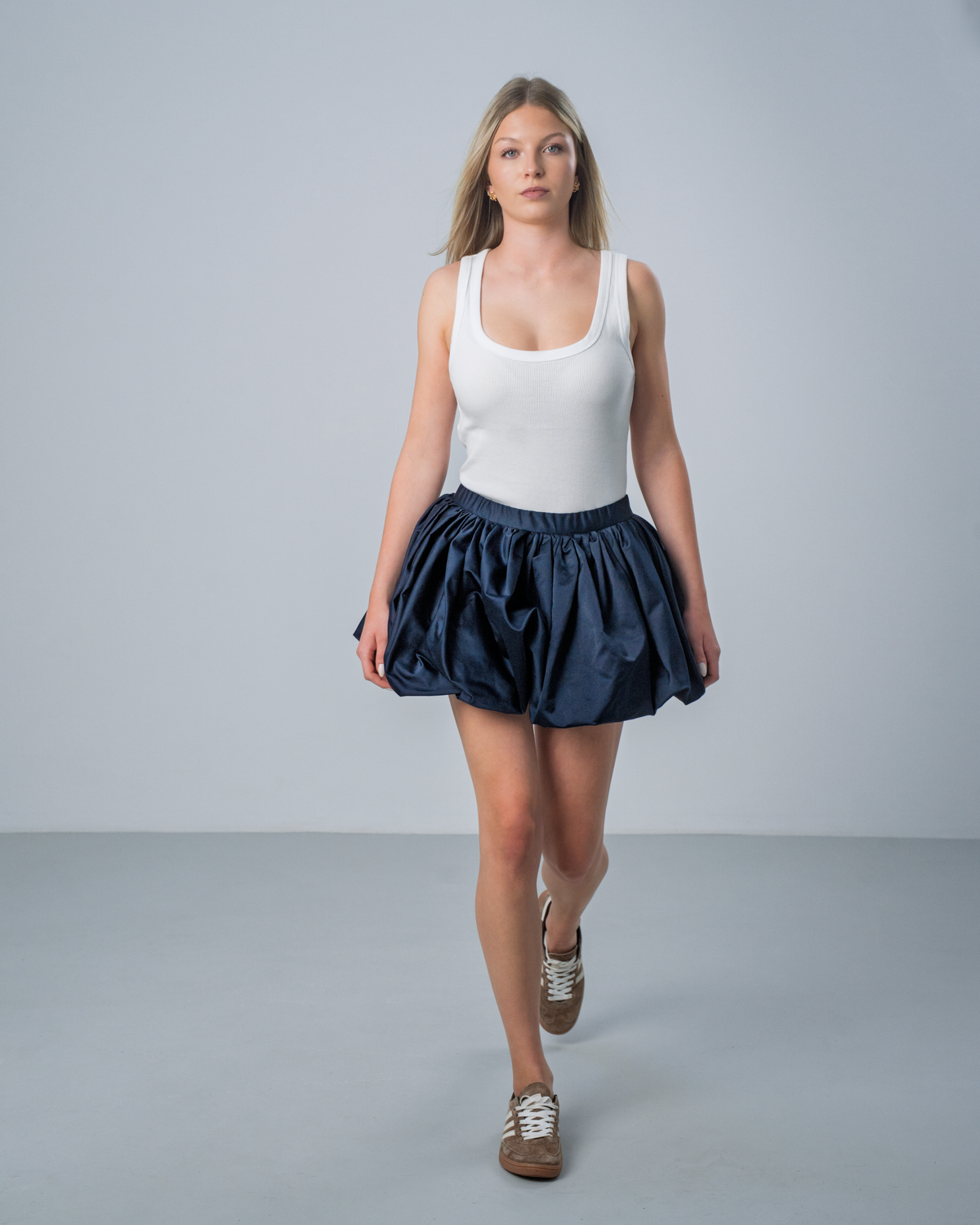 Ballon-Minirock aus Taft in Navy am Model – Vorderansicht | DEFONDO