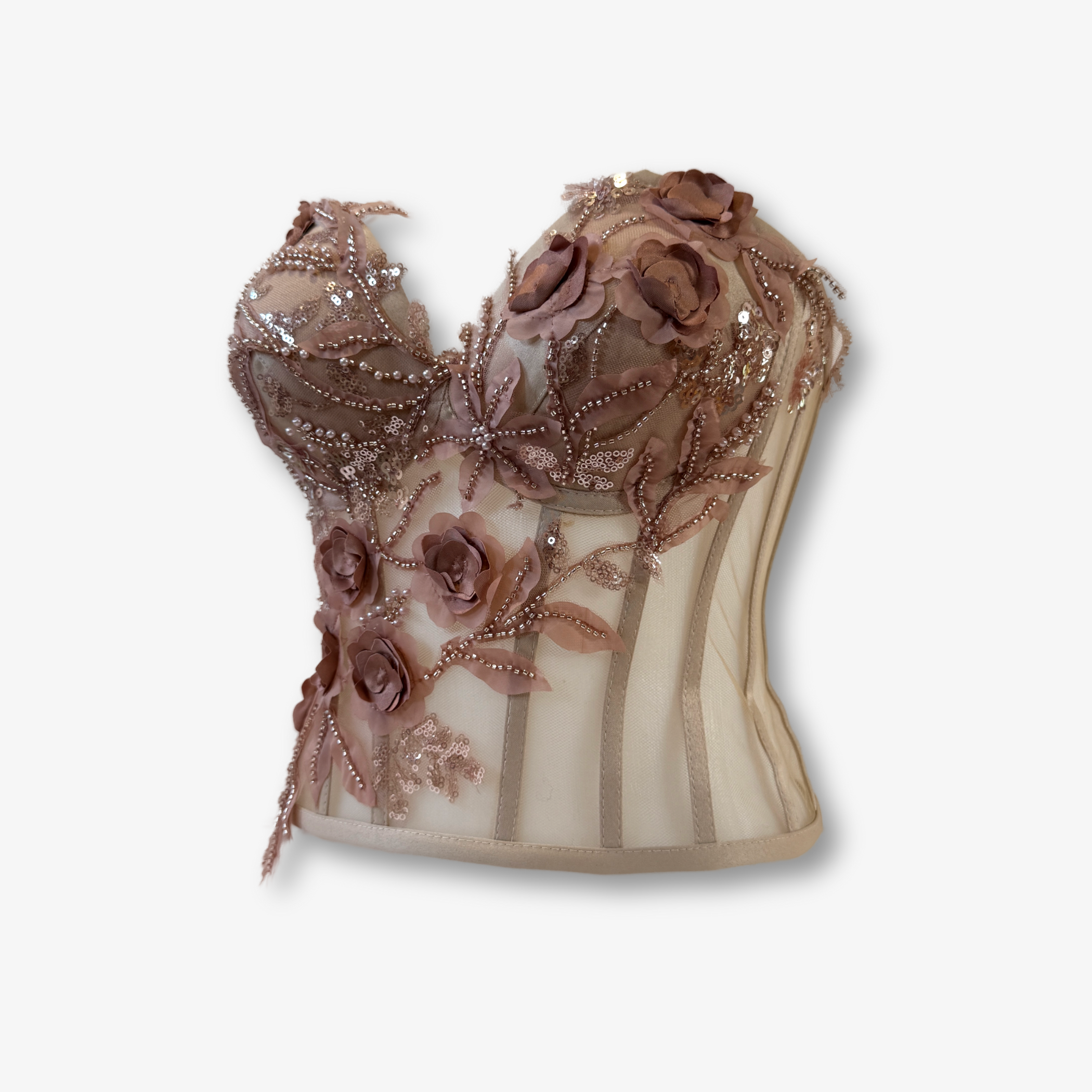 Handgefertigtes Couture Corset mit Herzausschnitt, floralen 3D-Blüten und Perlenstickerei in Champagner von DEFONDO.