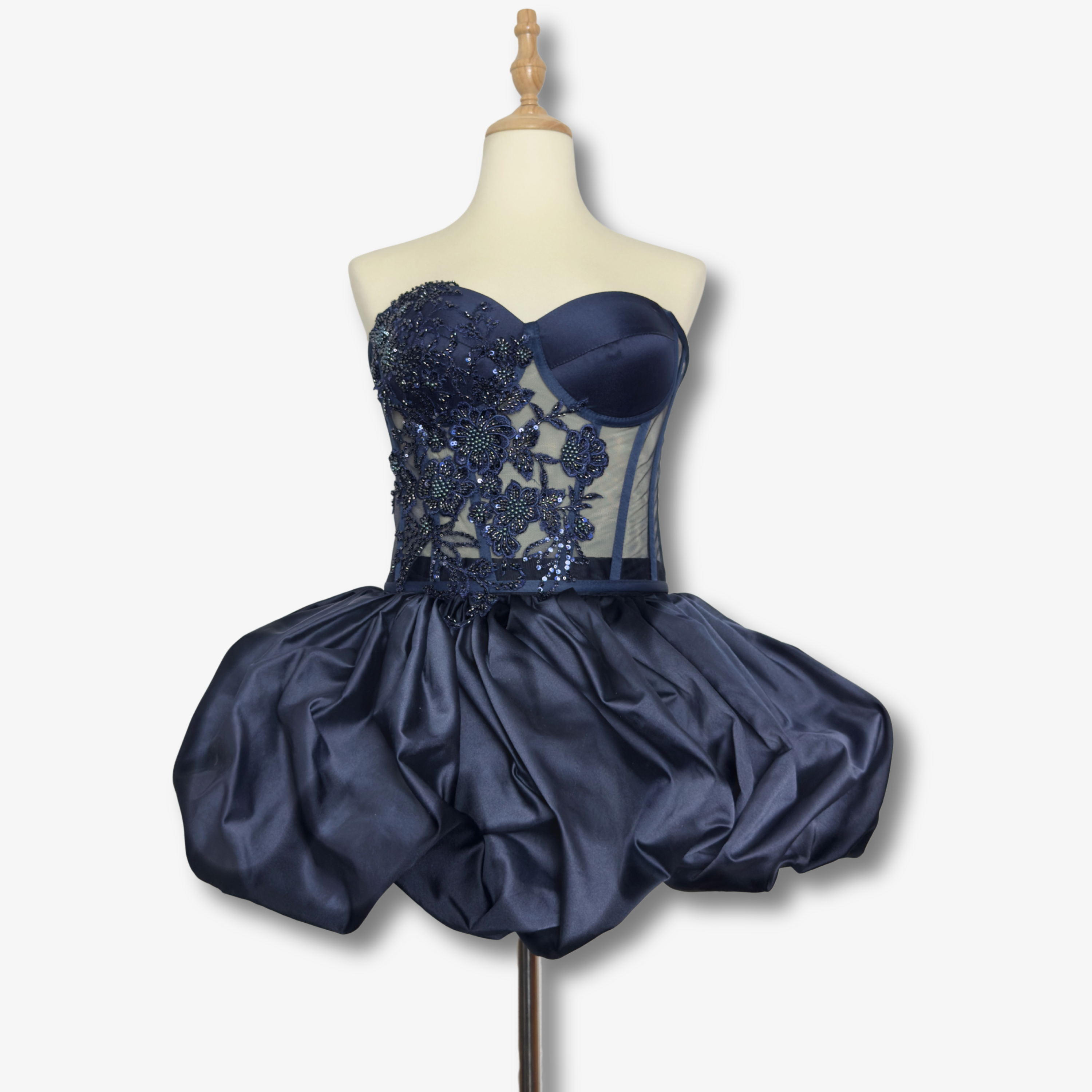 Eleganter Couture-Look mit Ballon-Minirock aus navyfarbenem Taft und passendem Corset von DEFONDO.