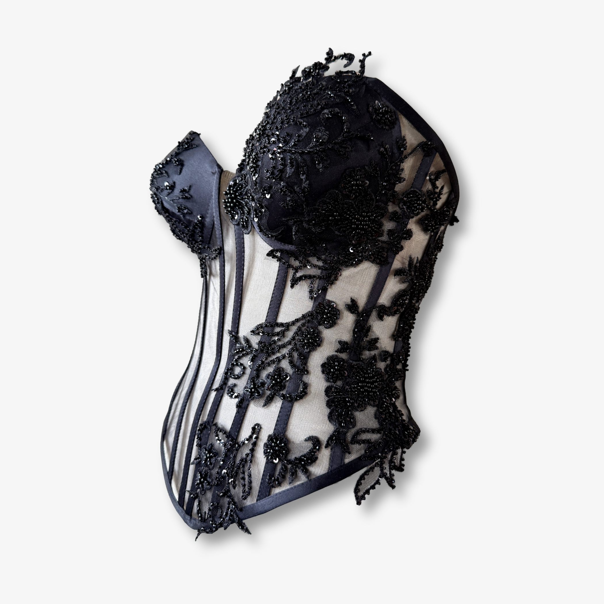 Seitenansicht eines schwarzen Longline Couture Corsets mit transparentem Mesh und floraler Spitze von DEFONDO.