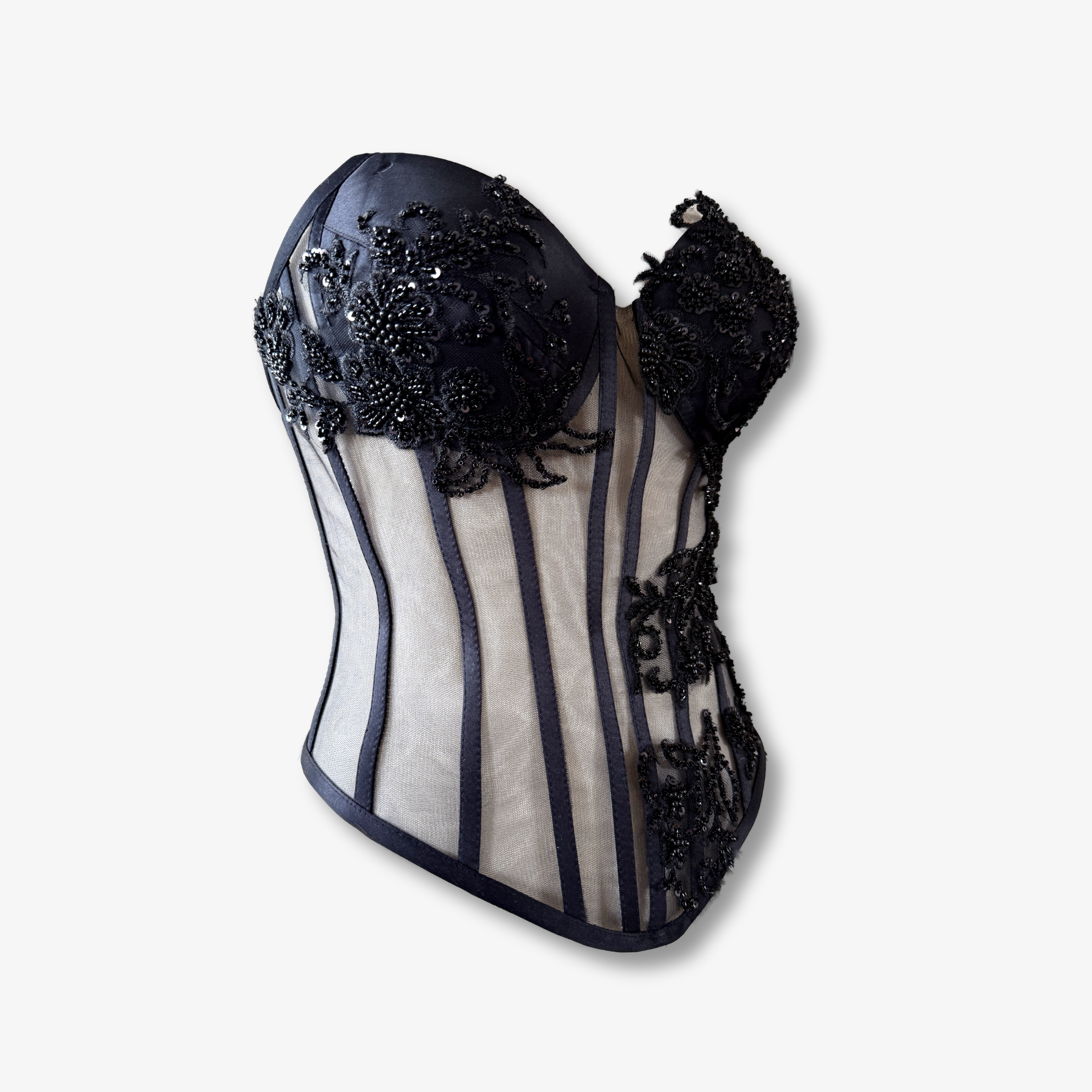 Seitenansicht eines schwarzen Longline-Spitzenkorsetts mit transparenter Mesh-Rückseite und Schnürung von DEFONDO.