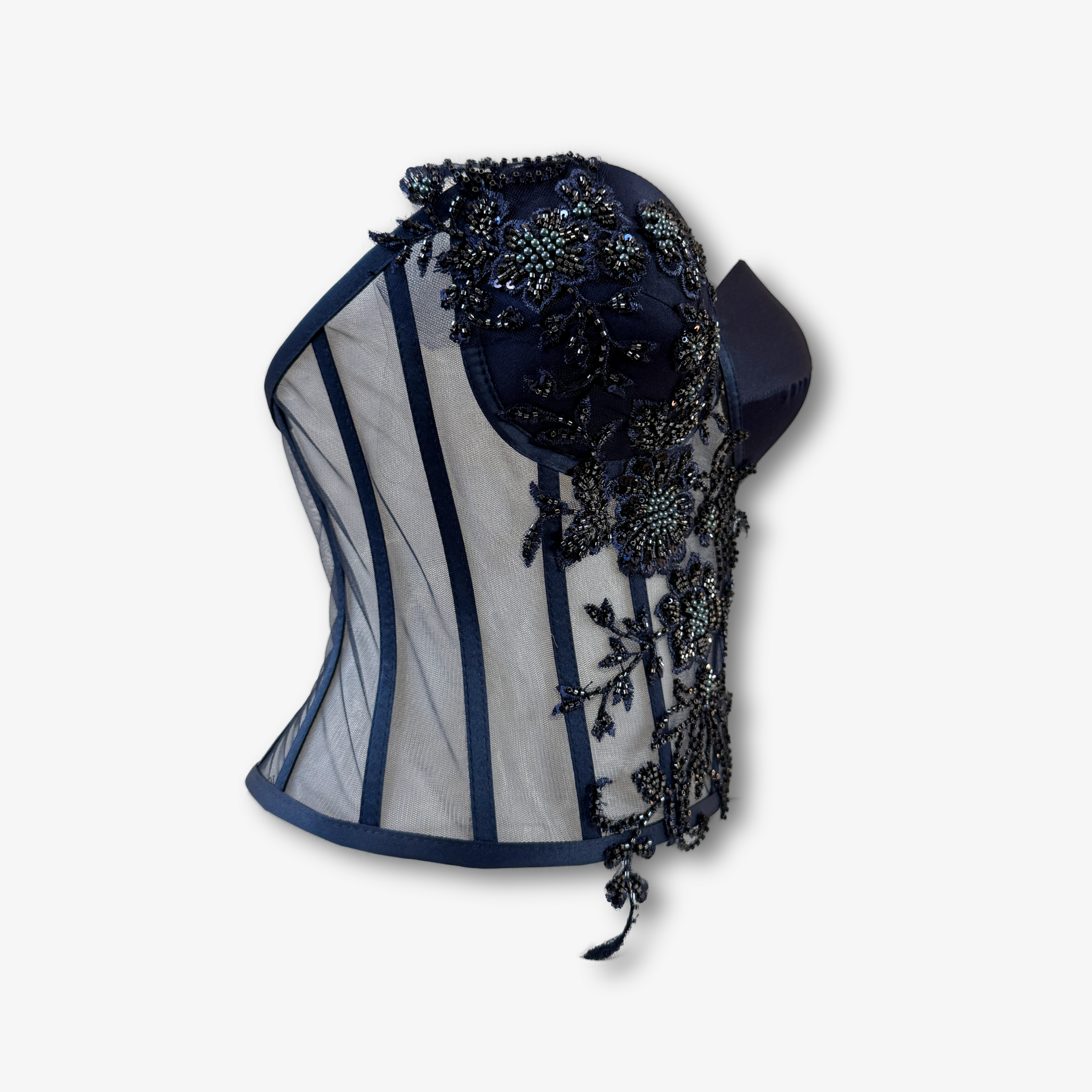 Seitenansicht eines navyfarbenen Couture Corsets mit transparentem Mesh und Perlenstickerei von DEFONDO.