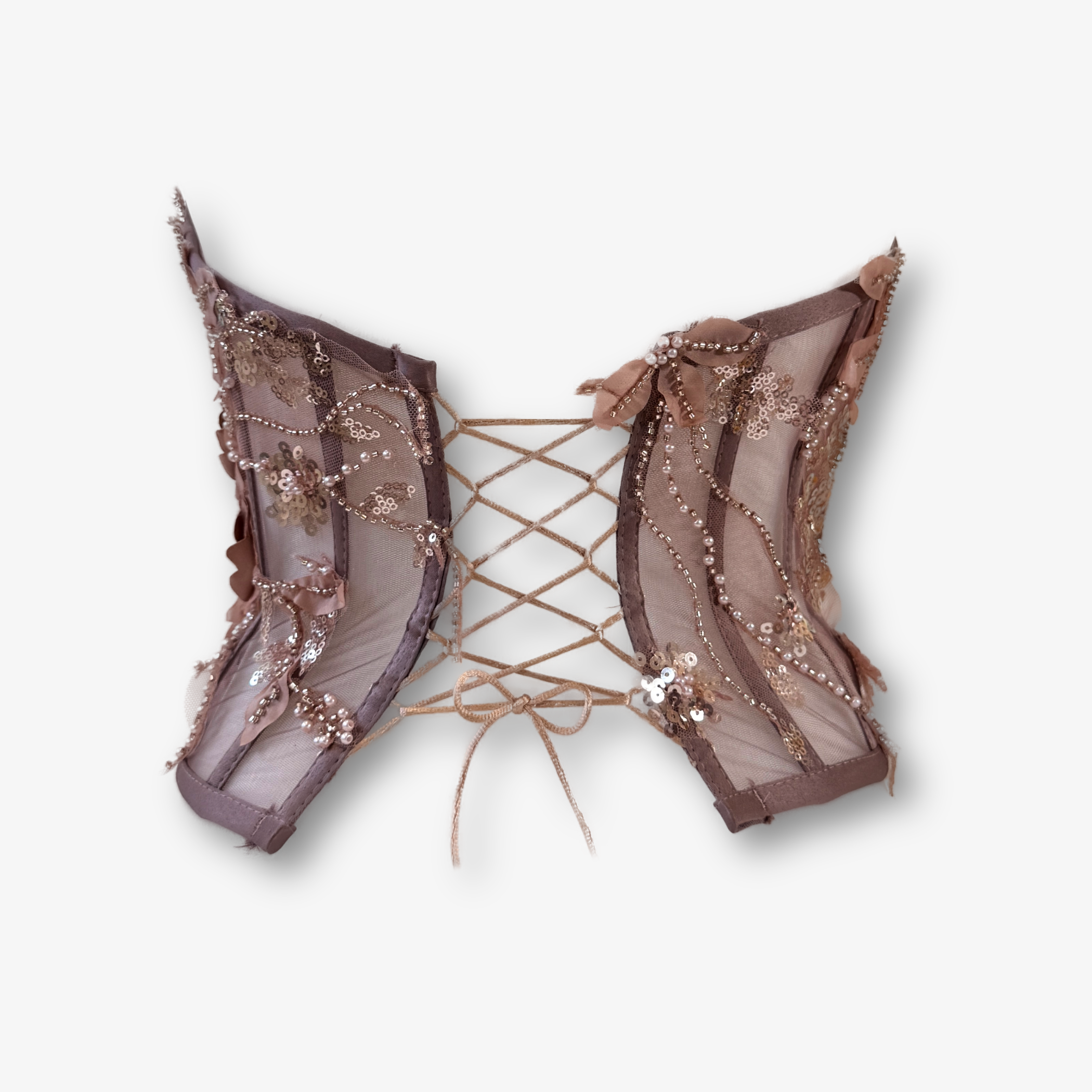 Rückansicht eines nudefarbenen Spitzenkorsetts mit transparenter Mesh-Verarbeitung, Rückenschnürung und Perlenstickerei von DEFONDO.