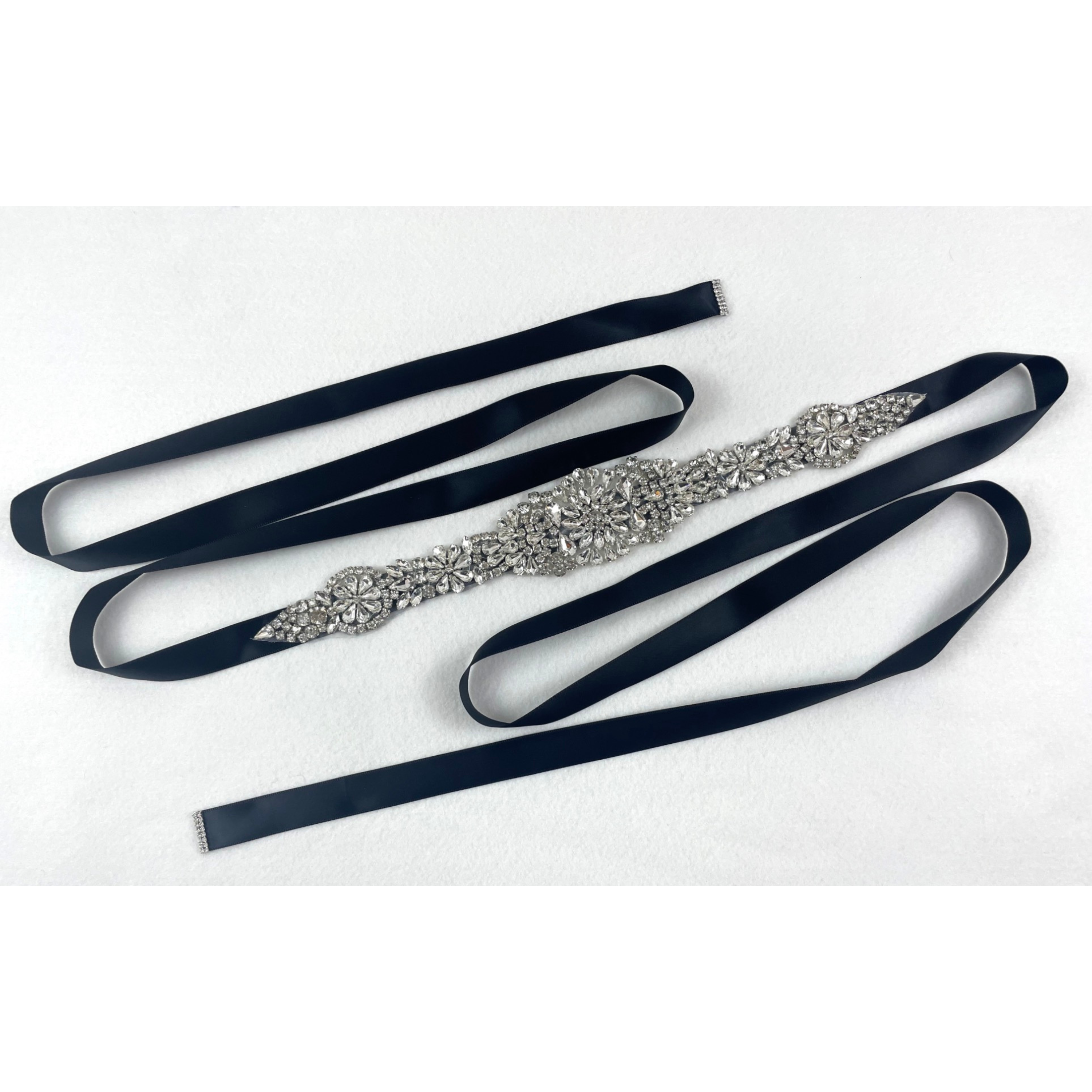 Schwarzer Satin-Taillengürtel mit funkelnder Strassapplikation von DEFONDO.