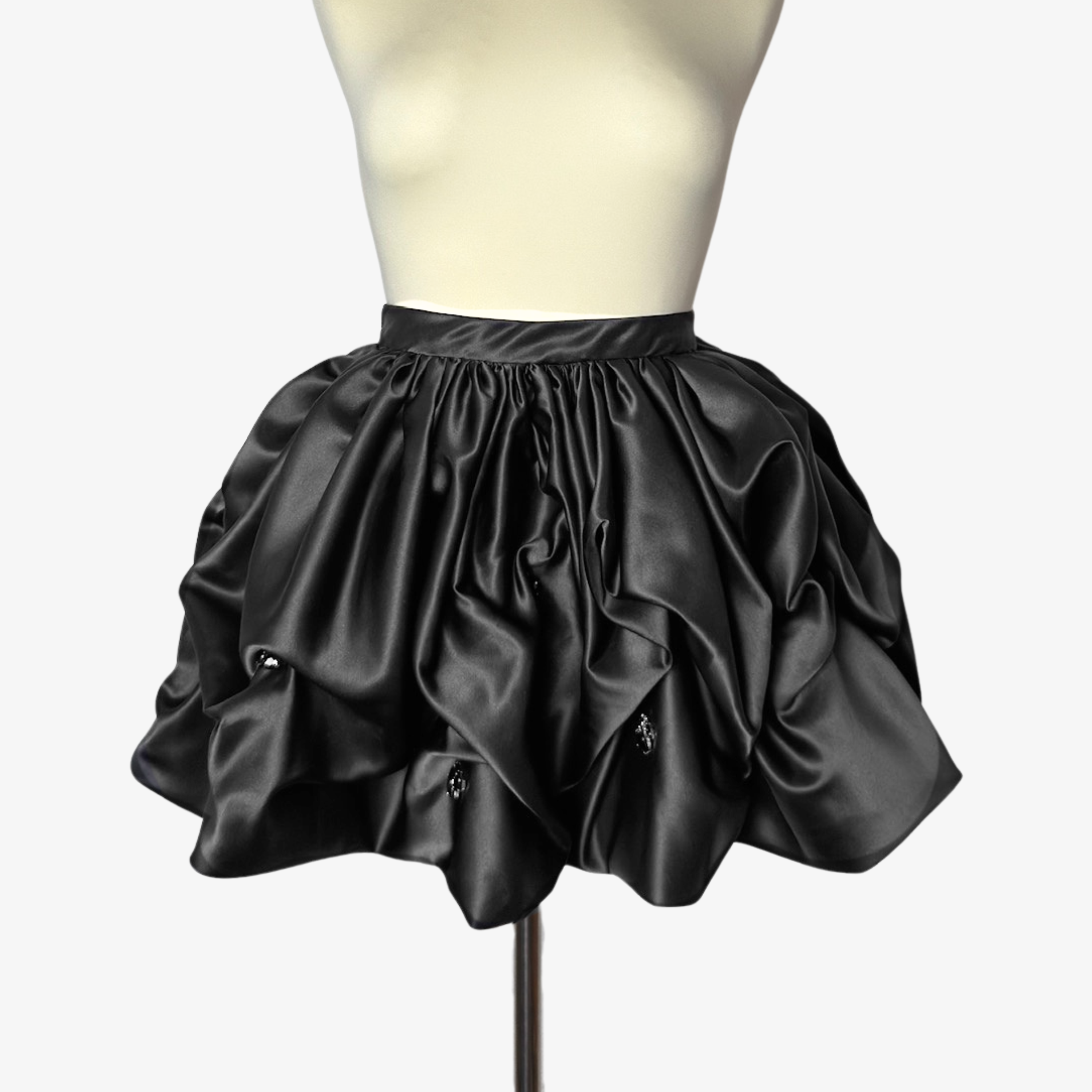 Schwarzer Ballon-Minirock aus Satin mit funkelnden Schmuckstein-Akzenten und moderner Volumensilhouette von DEFONDO