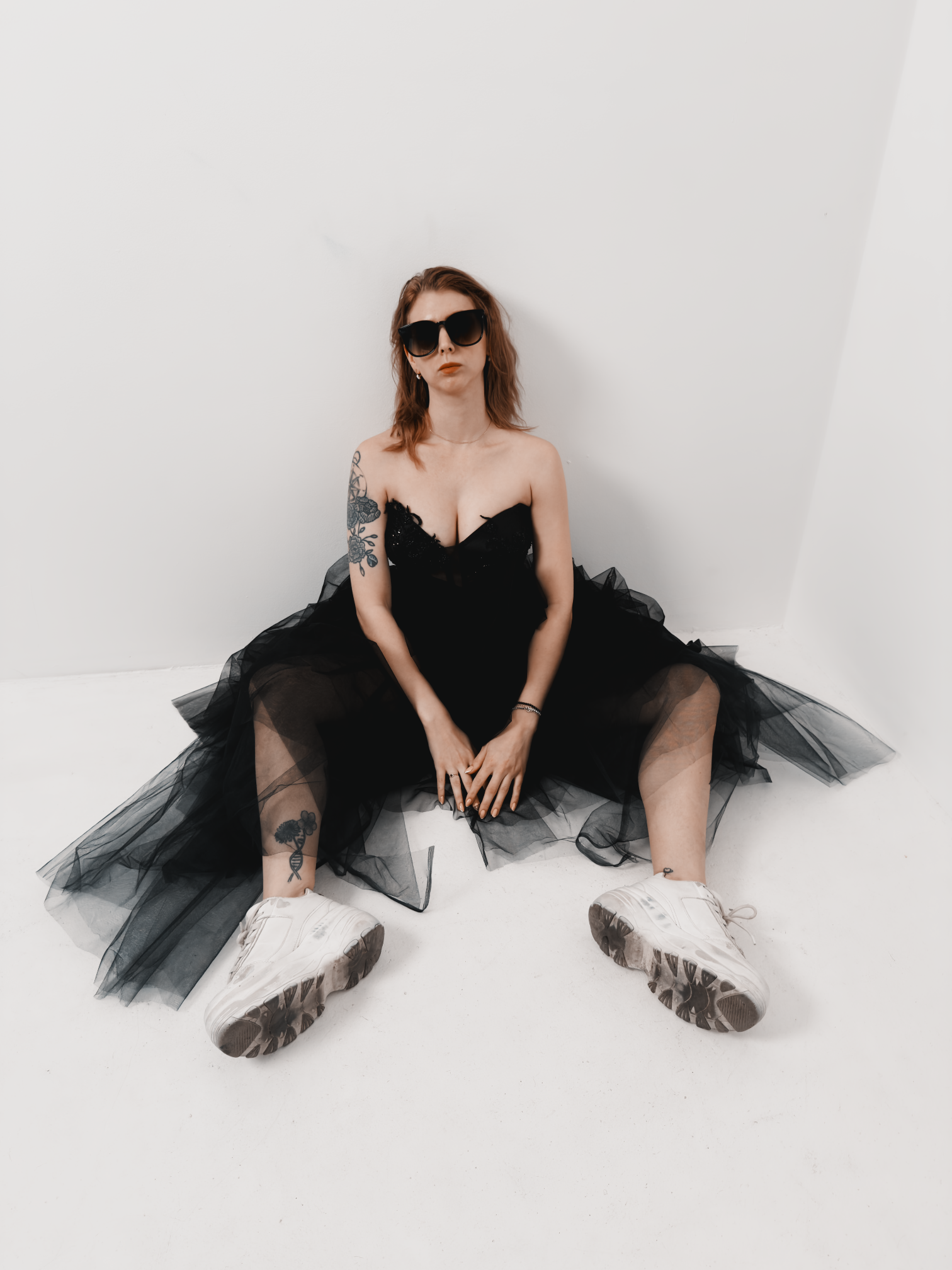 Model trägt einen schwarzen Tüllrock aus mehreren Lagen Tüll, kombiniert mit einem schwarzen Couture Corset von DEFONDO.