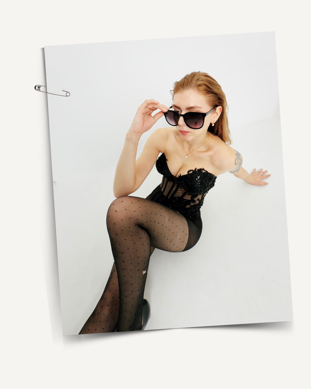 Model trägt ein schwarzes Classic Couture Corset von DEFONDO mit transparenter Mesh-Verarbeitung und floralen Spitzenapplikationen.