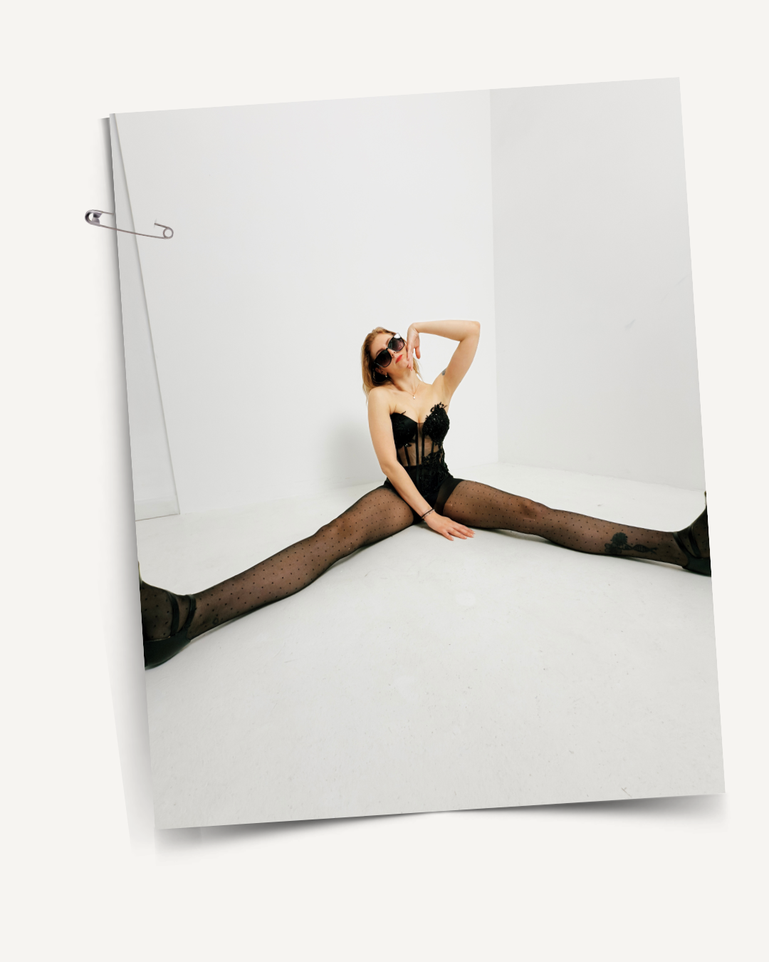 Editorialaufnahme eines Models im schwarzen Classic Couture Corset von DEFONDO.