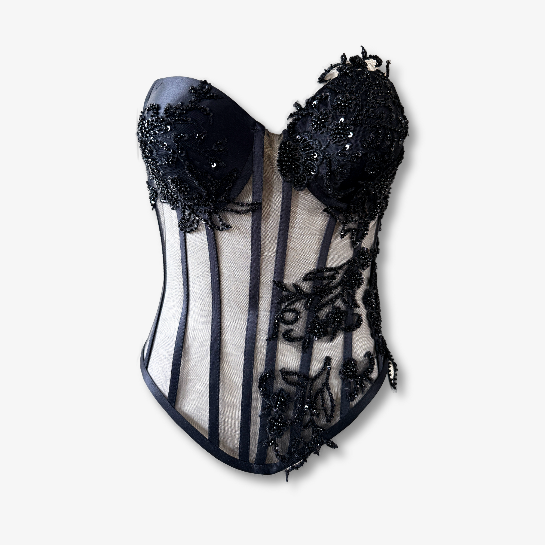 Schwarzes Longline-Spitzenkorsett mit transparentem Mesh, floralen Spitzenapplikationen und V-förmigem Saum von DEFONDO.